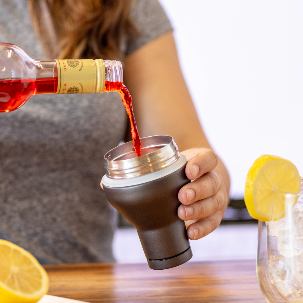 cocktail-shaker-lid-d5 Cocktail_Shaker_lifestyle_2_b714e13d-dd84-4844-956f-11cddc294041.png